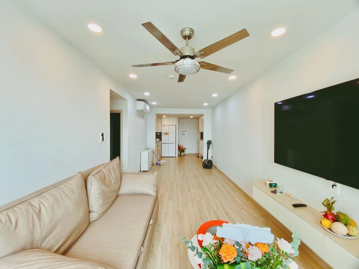 Warm modern interior with a ceiling fan
